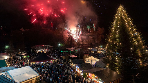 TRADITIONELLER WEIHNACHTSMARKT IN BAD MARIENBERG - Rund um den Marktplatz und in der Kurzone reihen sich am 1. Adventswochenende Holzhütten und weihnachtliche Verkaufsstände auf und zahlreiche Händler bieten ihre Waren an.