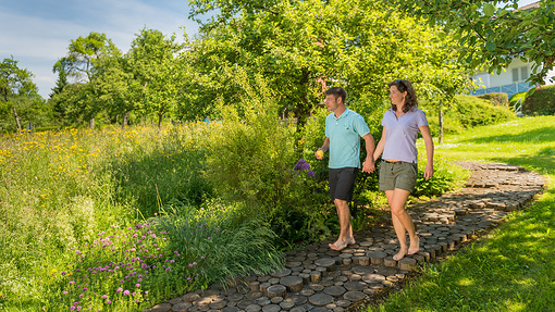 Barfußweg und Apothekergarten - Der Barfußweg ist ein Rundweg mit 16 verschiedenen Belägen und befindet sich im Park der Sinne im Zentrum von Bad Marienberg.