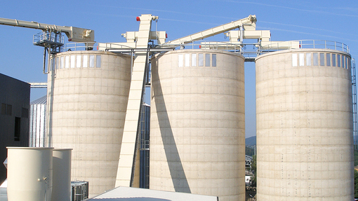 Chain conveyor for silo feeding - For conveying the dry saw dust after the belt dryer
