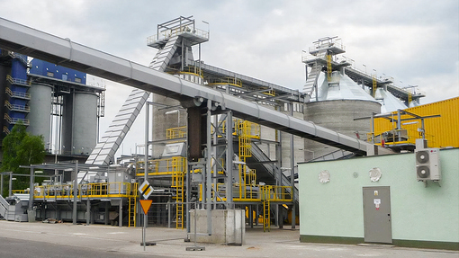 Chain conveyor - for high conveying capacities