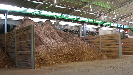 Chain conveyor with box feeding equipment